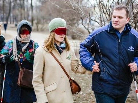 Алексей Орлов проводит экскурсию люди в масках на глазах