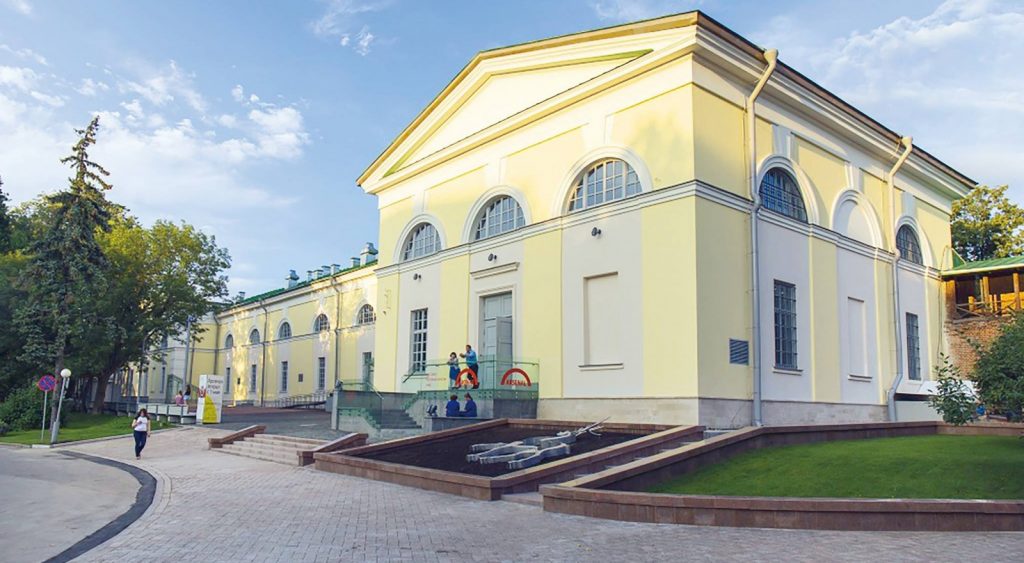 Здание Нижегородского Арсенала. Двухэтажное строение светло-желтого цвета